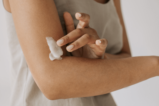Pieniä näppylöitä iholla? Näin hoidat keratosis pilarista eli sarveistappeja