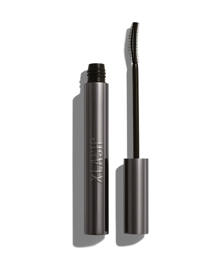 Xlash Drama Tinted Primer -ripsivärinpohjustaja tyylikkäässä tumman hopeassa hylsyssä ja siro silikoniharja.