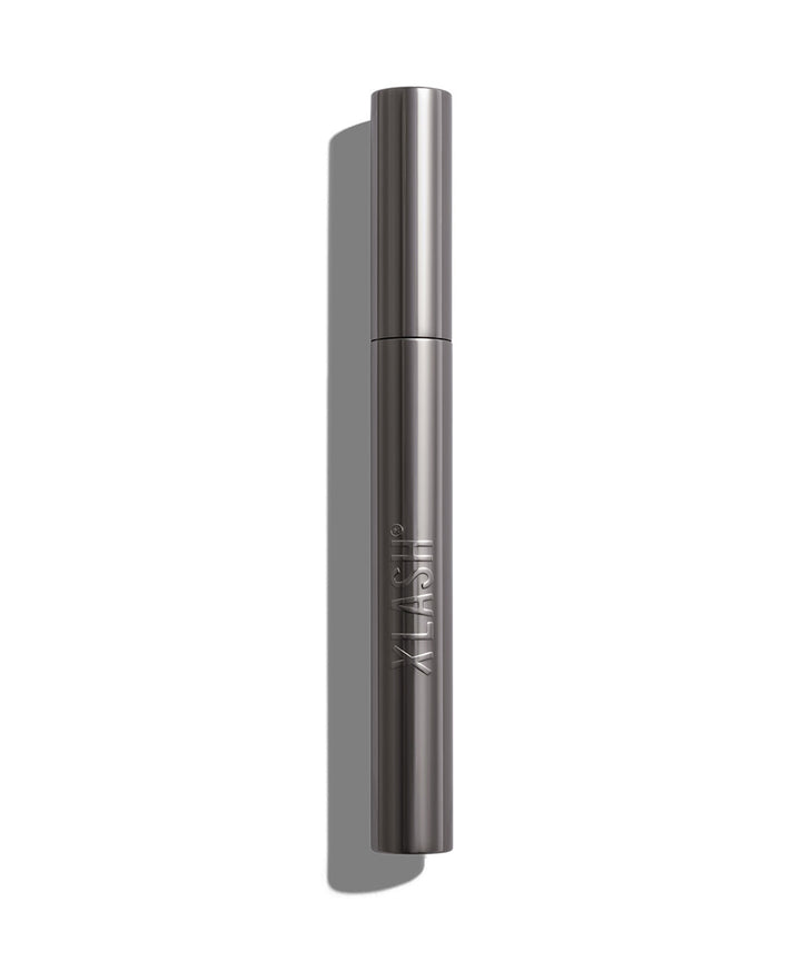 Xlash Drama Tinted Primer -ripsivärinpohjustaja tyylikkäässä tumman harmaassa hylsyssä.