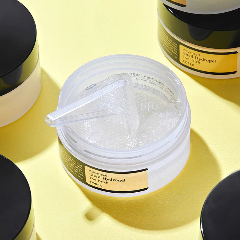 Kaksi COSRX Advanced Snail Hydrogel Eye Patch -tuotetta näyttävät kosteuttavan ja virkistävän silmänympärysihoa