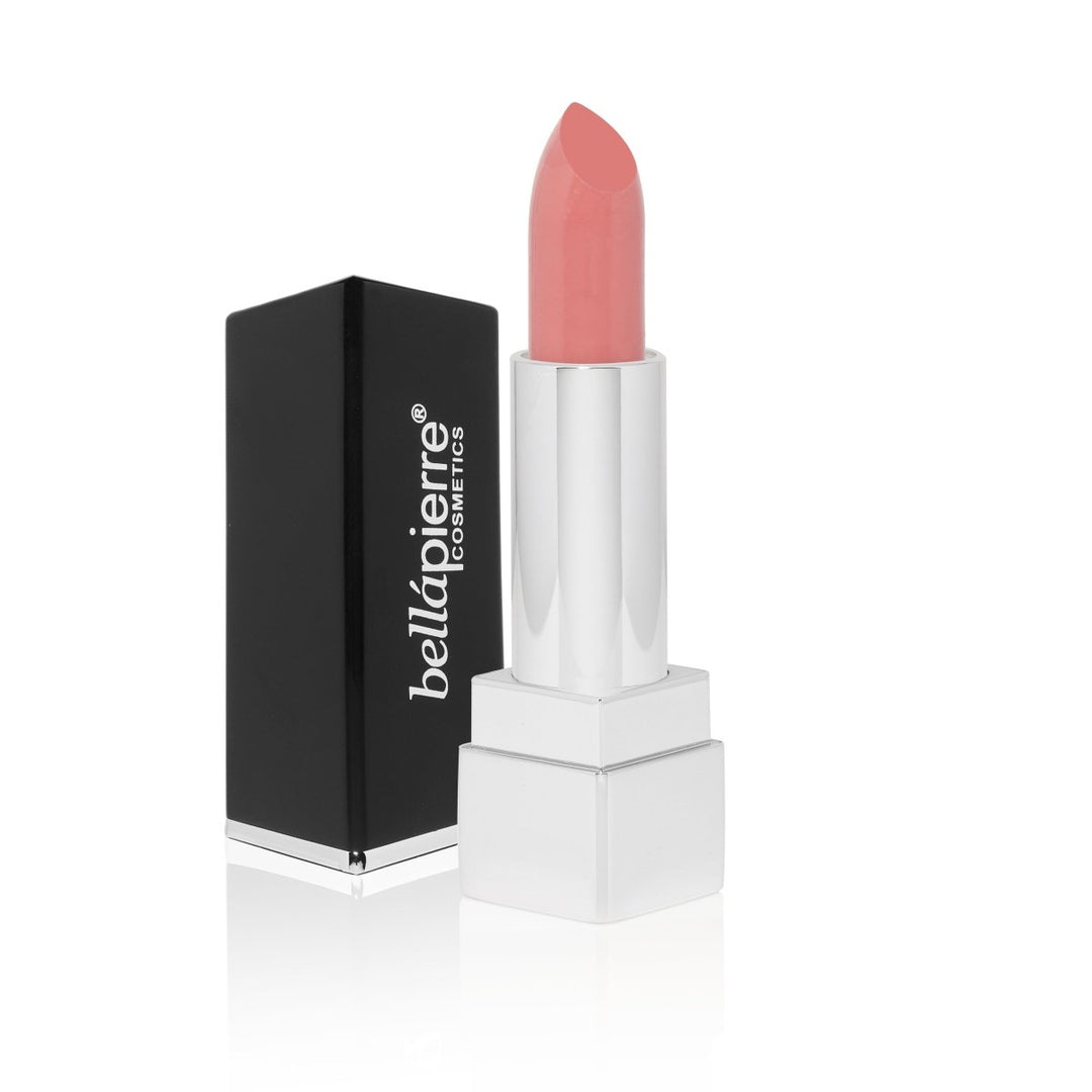 Kaupanpäällinen Bellápierre Mineral Lipstick, Catwalk -huulipuna tarjoaa pitkäkestoisen ja runsaspigmenttisen värin, luonnollisia vahoja sekä antioksidantteja, kuten C- ja E-vitamiinia, jotka kosteuttavat ja suojaavat huulia