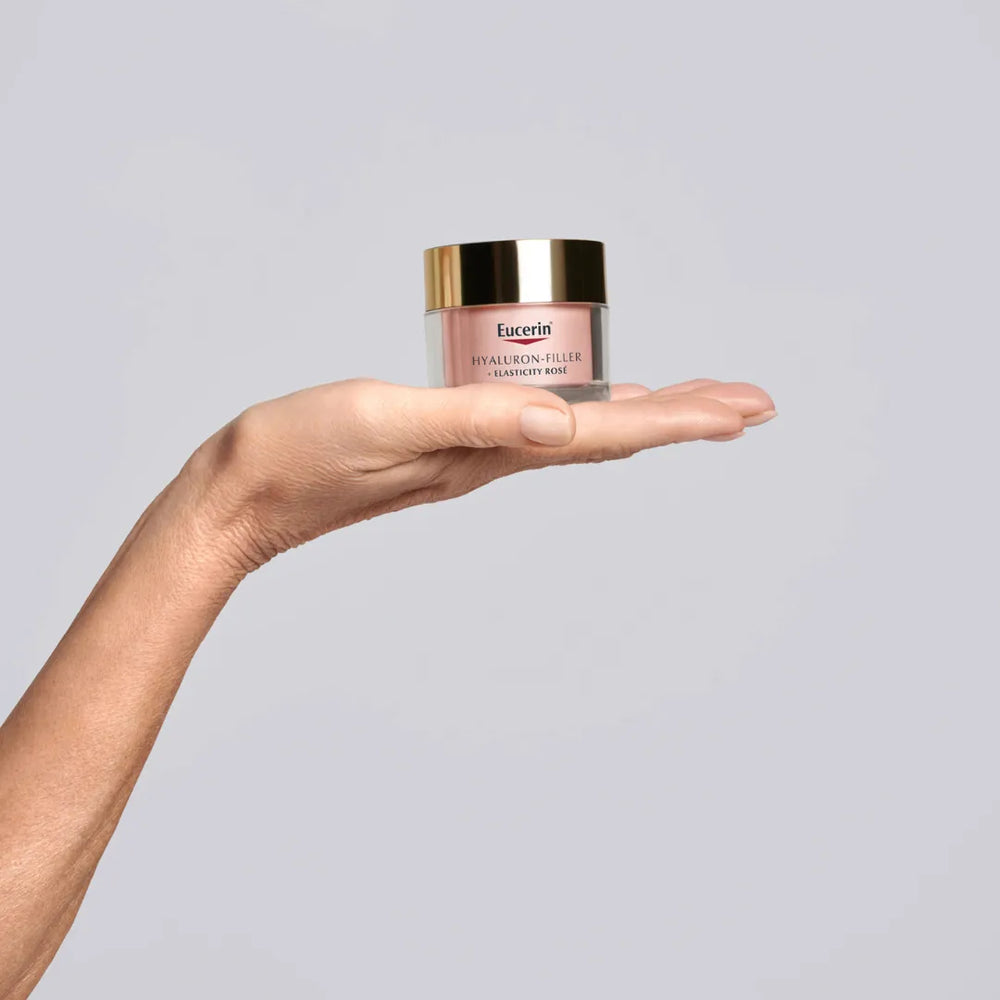 Eucerin Hyaluron-Filler + Elasticity Rose Day SPF30 - Vaaleanpunainen voide kädessä